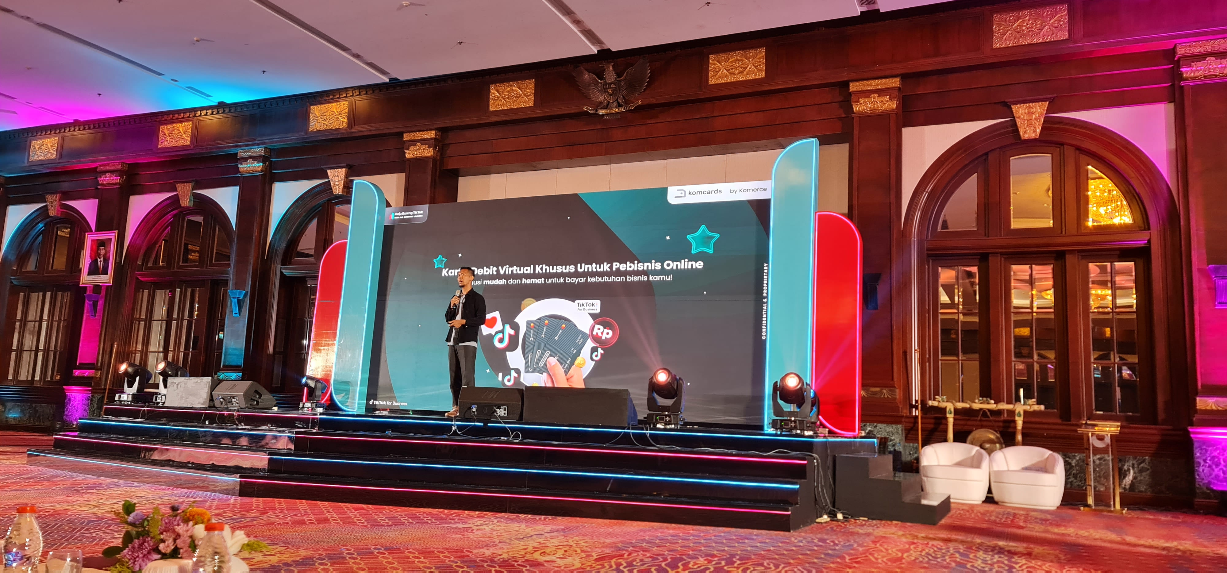 Nofi Bayu Darmawan, CEO Komerce Melakukan Presentasi Soal Komcards